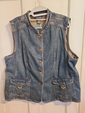 Motto Your Style Mantra XL Button-Front Denim Vest in Classic Blue